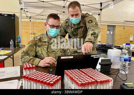 23 novembre 2020 - Hibbing, Minnesota, États-Unis - des soldats et des aviateurs de la Garde nationale du Minnesota soutiennent les efforts de dépistage de la COVID-19 du Minnesota à l'arsenal de la Garde nationale de Hibbing le 23 novembre 2020. (Crédit image : © Audra Flanagan/U.S. Garde nationale/ZUMA Wire/ZUMAPRESS.com) Banque D'Images