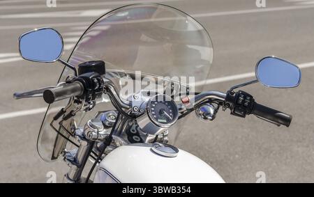Hachoir de moto classique blanc sur une rue de la ville en gros plan Banque D'Images