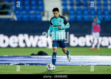 26 novembre 2020, Leganes, MADRID, ESPAGNE : Wu Lei d'Espanyol se réchauffe lors de la deuxième ligue espagnole, Liga SmartBank, match de football joué entre CD Leganes et RCD Espanyol de Barcelona au stade Butarque le 26 novembre 2020, à Leganes, Madrid, Espagne (crédit image : © Oscar J. Barroso/AFP7 via ZUMA Wire) Banque D'Images