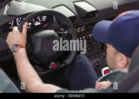 Homme conduisant une voiture de sport cabriolet en gros plan Banque D'Images