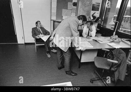 Aktuell 41-8-1971 : L'évasion de Dagsrevyen.il y a eu un grand abandon d'employés à Dagsrevyen. La dernière personne à sortir est Per Juul – le responsable du quart de nuit. Il est évident qu'il y a quelque chose qui cloche dans les conditions de travail au ministère. Photo : Aage Storløkken / Aktuell / NTB ***PHOTO NON TRAITÉE*** *texte traduit automatiquement* Banque D'Images