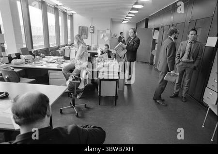 Aktuell 41-8-1971 : L'évasion de Dagsrevyen.il y a eu un grand abandon d'employés à Dagsrevyen. La dernière personne à sortir est Per Juul – le responsable du quart de nuit. Il est évident qu'il y a quelque chose qui cloche dans les conditions de travail au ministère. Photo : Aage Storløkken / Aktuell / NTB ***PHOTO NON TRAITÉE*** *texte traduit automatiquement* Banque D'Images