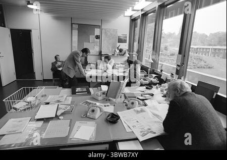 Aktuell 41-8-1971 : L'évasion de Dagsrevyen.il y a eu un grand abandon d'employés à Dagsrevyen. La dernière personne à sortir est Per Juul – le responsable du quart de nuit. Il est évident qu'il y a quelque chose qui cloche dans les conditions de travail au ministère. Photo : Aage Storløkken / Aktuell / NTB ***PHOTO NON TRAITÉE*** *texte traduit automatiquement* Banque D'Images