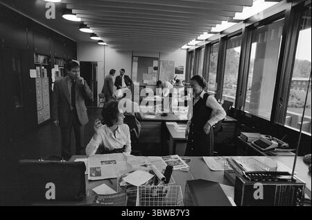 Aktuell 41-8-1971 : L'évasion de Dagsrevyen.il y a eu un grand abandon d'employés à Dagsrevyen. La dernière personne à sortir est Per Juul – le responsable du quart de nuit. Il est évident qu'il y a quelque chose qui cloche dans les conditions de travail au ministère. Photo : Aage Storløkken / Aktuell / NTB ***PHOTO NON TRAITÉE*** *texte traduit automatiquement* Banque D'Images