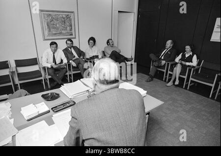 Aktuell 41-8-1971 : L'évasion de Dagsrevyen.il y a eu un grand abandon d'employés à Dagsrevyen. La dernière personne à sortir est Per Juul – le responsable du quart de nuit. Il est évident qu'il y a quelque chose qui cloche dans les conditions de travail au ministère. Photo : Aage Storløkken / Aktuell / NTB ***PHOTO NON TRAITÉE*** *texte traduit automatiquement* Banque D'Images