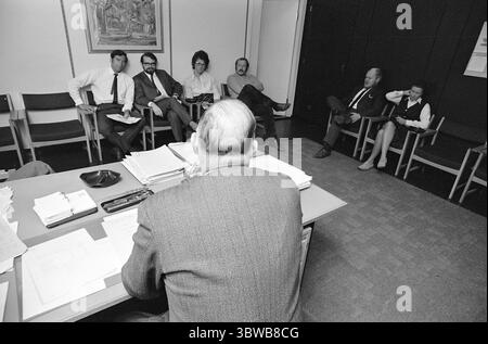 Aktuell 41-8-1971 : L'évasion de Dagsrevyen.il y a eu un grand abandon d'employés à Dagsrevyen. La dernière personne à sortir est Per Juul – le responsable du quart de nuit. Il est évident qu'il y a quelque chose qui cloche dans les conditions de travail au ministère. Photo : Aage Storløkken / Aktuell / NTB ***PHOTO NON TRAITÉE*** *texte traduit automatiquement* Banque D'Images