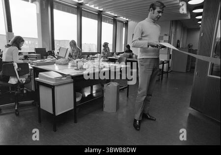 Aktuell 41-8-1971 : L'évasion de Dagsrevyen.il y a eu un grand abandon d'employés à Dagsrevyen. La dernière personne à sortir est Per Juul – le responsable du quart de nuit. Il est évident qu'il y a quelque chose qui cloche dans les conditions de travail au ministère. Photo : Aage Storløkken / Aktuell / NTB ***PHOTO NON TRAITÉE*** *texte traduit automatiquement* Banque D'Images