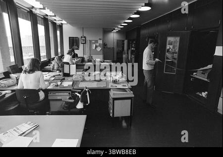 Aktuell 41-8-1971 : L'évasion de Dagsrevyen.il y a eu un grand abandon d'employés à Dagsrevyen. La dernière personne à sortir est Per Juul – le responsable du quart de nuit. Il est évident qu'il y a quelque chose qui cloche dans les conditions de travail au ministère. Photo : Aage Storløkken / Aktuell / NTB ***PHOTO NON TRAITÉE*** *texte traduit automatiquement* Banque D'Images
