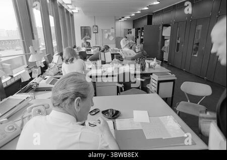 Aktuell 41-8-1971 : L'évasion de Dagsrevyen.il y a eu un grand abandon d'employés à Dagsrevyen. La dernière personne à sortir est Per Juul – le responsable du quart de nuit. Il est évident qu'il y a quelque chose qui cloche dans les conditions de travail au ministère. Photo : Aage Storløkken / Aktuell / NTB ***PHOTO NON TRAITÉE*** *texte traduit automatiquement* Banque D'Images