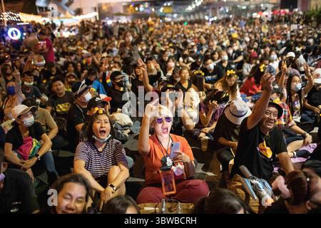 27 novembre 2020, Bangkok, Thaïlande : (NOTE DE LA RÉDACTION : image contient du blasphème) Un manifestant pro-démocratie donne le majeur lors d'une manifestation anti-gouvernementale dans la capitale thaïlandaise. Des milliers de manifestants pro-démocratie ont organisé une manifestation appelée â€˜coup drillâ€™ à l’intersection de Lad Phrao pour réclamer la démission du premier ministre thaïlandais et la réforme de la monarchie. (Crédit image : © Geem Drake/SOPA images via ZUMA Wire) Banque D'Images
