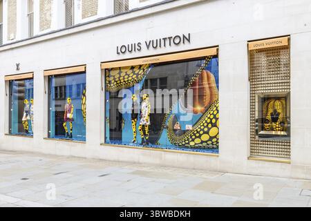 Louis Vuitton Boutique sur Bond Street, Londres, avec une devanture luxueuse avec des vitrines élégantes. Londres, Royaume-Uni, 21 mai 2023 Banque D'Images