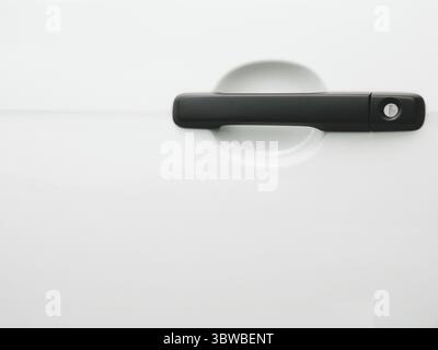 Poignée de porte de voiture noire sur fond blanc. Concept automobiles et la texture. L'industrie automobile et le verrou de sécurité et accessoires clé à distance concept. Veh Banque D'Images