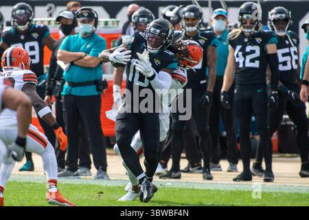 29 novembre 2020, Jacksonville, Floride, États-Unis : Jacksonville Jaguars Wide RECEPTEUR LAVISKA SHENAULT JR. (10) fait la prise contre le cornerback des Browns de Cleveland KEVIN JOHNSON (28) au premier trimestre à TIAA Bank Field à Jacksonville, en Floride. Les Browns de Cleveland battent les Jaguars de Jacksonville 27-25. (Crédit image : © Michael Johnson/ZUMA Wire) Banque D'Images