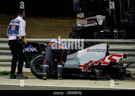 29 novembre 2020, Sakhir, Bahreïn : les restes de la voiture Haas F1 Team de ROMAIN GROSJEAN de France après son accident au départ du Grand Prix FIA de formule 1 de Bahreïn 2020 sur le circuit International de Bahreïn à Sakhir, Bahreïn. (Crédit image : © James Gasperotti/ZUMA Wire) Banque D'Images