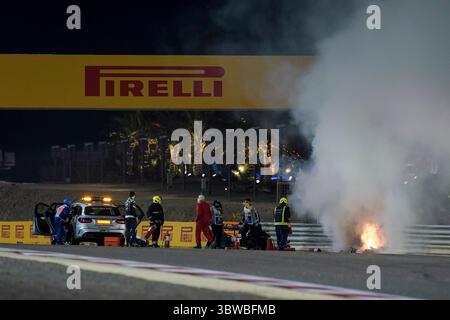 29 novembre 2020, Sakhir, Bahreïn : les conséquences de l'accident du Français ROMAIN GROSJEAN et de l'écurie Haas F1 Team au départ du Grand Prix FIA de formule 1 de Bahreïn 2020 sur le circuit international de Bahreïn à Sakhir, Bahreïn. (Crédit image : © James Gasperotti/ZUMA Wire) Banque D'Images