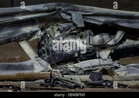 29 novembre 2020, Sakhir, Bahreïn : les restes de la voiture Haas F1 Team de ROMAIN GROSJEAN de France après son accident au départ du Grand Prix FIA de formule 1 de Bahreïn 2020 sur le circuit International de Bahreïn à Sakhir, Bahreïn. (Crédit image : © James Gasperotti/ZUMA Wire) Banque D'Images