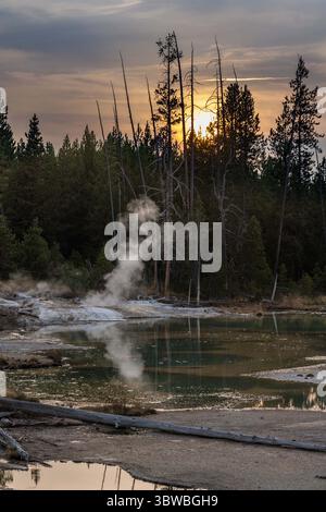 14 septembre 2020, parc national de Yellowstone, Wyoming, États-Unis : Crackling Spring est une source chaude au bord du lac Crackling dans le bassin de porcelaine dans le Norris Geyser Basin dans le parc national de Yellowstone, Wyoming, États-Unis. (Crédit image : © Jon G. Fuller, Jr/VW pics via ZUMA Wire) Banque D'Images