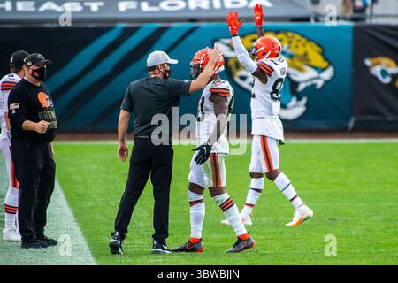 29 novembre 2020, Jacksonville, Floride, États-Unis : KEVIN STEFANSKI, entraîneur-chef des Cleveland Browns, accueille JARVIS LANDRY (80 ans) sur la touche à la fin du quatrième trimestre au TIAA Bank Field à Jacksonville, Floride. Les Browns de Cleveland battent les Jaguars de Jacksonville 27-25. (Crédit image : © Michael Johnson/ZUMA Wire) Banque D'Images