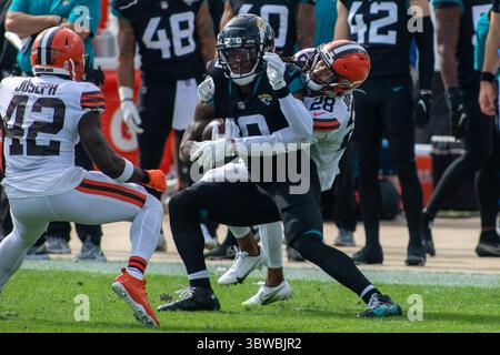 29 novembre 2020, Jacksonville, Floride, États-Unis : Jacksonville Jaguars Wide RECEPTEUR LAVISKA SHENAULT JR. (10) fait la prise contre le cornerback des Browns de Cleveland KEVIN JOHNSON (28) au premier trimestre à TIAA Bank Field à Jacksonville, en Floride. Les Browns de Cleveland battent les Jaguars de Jacksonville 27-25. (Crédit image : © Michael Johnson/ZUMA Wire) Banque D'Images