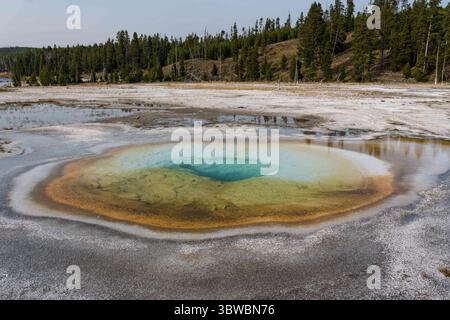 15 septembre 2020, parc national de Yellowstone, Wyoming, États-Unis : la piscine chromatique est une source chaude intermittente d'eau claire dans le bassin supérieur de Geyser du parc national de Yellowstone, Wyoming, États-Unis. (Crédit image : © Jon G. Fuller, Jr/VW pics via ZUMA Wire) Banque D'Images