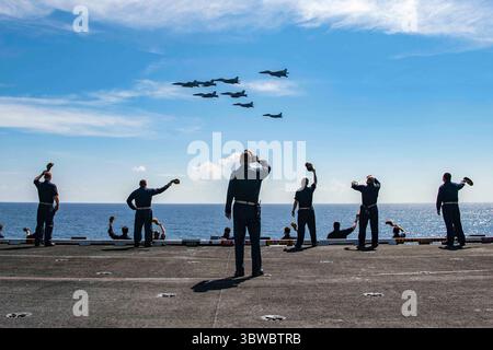 20 novembre 2020 - Océan Indien - le chef-maître David Conduff, chef-maître de commandement du porte-avions USS Nimitz (CVN 68), fait des vagues sur quatre F-18 du Nimitz et quatre MiG 29K Fulcrum K du porte-avions INS Vikramaditya (R 33) sur le pont d'envol du Nimitz alors qu'il participait à Malabar 2020 dans l'Océan Indien. Malabar 2020 est le dernier d’une série continue d’exercices dont la portée et la complexité ont augmenté au fil des ans pour répondre à la variété des menaces partagées à la sécurité maritime dans l’Indo-Pacifique où la marine américaine patrouille depuis plus de 70 ans Banque D'Images