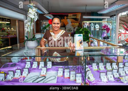 17 mars 2015, Polynésie française : marché aux perles à Papeete Tahiti Polynésie française. Démonstration de culture de perles noires de Tahiti. Fermier montrant l'huître noire à lèvres pour cultiver la pierre précieuse. Culture autour des îles françaises (crédit image : © Sergi Reboredo/ZUMA Wire) Banque D'Images