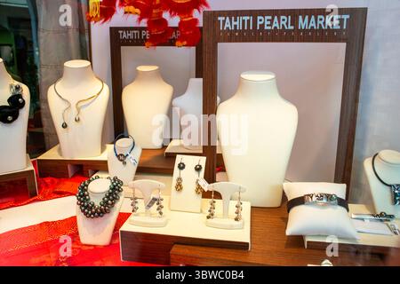 17 mars 2015, Polynésie française : marché aux perles à Papeete Tahiti Polynésie française. Démonstration de culture de perles noires de Tahiti. Fermier montrant l'huître noire à lèvres pour cultiver la pierre précieuse. Culture autour des îles françaises (crédit image : © Sergi Reboredo/ZUMA Wire) Banque D'Images