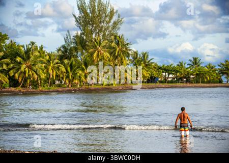 17 mars 2015, Polynésie française : plage en face de la côte tahitienne. Papeete Tahiti nui Polynésie française France (crédit image : © Sergi Reboredo/ZUMA Wire) Banque D'Images