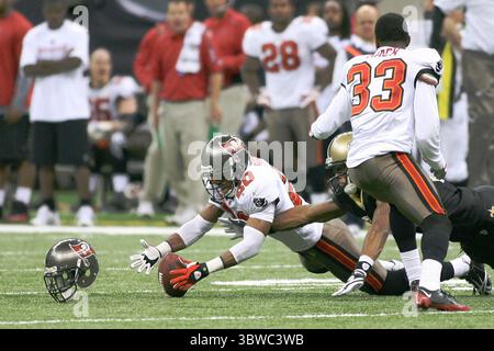 27 décembre 2009 : Buccaneers Cornerback ronde Barber (20 ans) récupère un fumble lors d'un match entre les Buccaneers de Tampa Bay et les Saints de la Nouvelle-Orléans au Louisiana Superdome à la Nouvelle-Orléans, Louisiana. (Crédit image : © Don page/ZUMA Wire) Banque D'Images