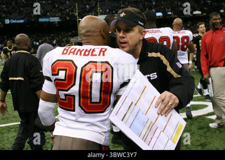 27 décembre 2009 : Saints Head Coach Sean Payton félicite Buccaneers cornerback ronde Barber (20 ans) après une action entre les Buccaneers de Tampa Bay et les Saints de la Nouvelle-Orléans au Louisiana Superdome à la Nouvelle-Orléans, Louisiana. (Crédit image : © Don page/ZUMA Wire) Banque D'Images