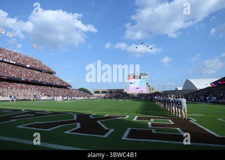 11 septembre 2010 : les Black Knights VMFA-314 de Miramar en Californie effectuent un survol avant le concours entre les Texas AM Aggies et les Louisiana Tech Bulldogs au Kyle Field à College Station Texas. Texas A&M a gagné 48 -16. (Crédit image : © Don page/ZUMA Wire) Banque D'Images