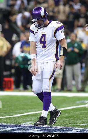 24 janvier 2010 : Minnesota QB Brett Favre (4 ans) dirige son équipe lors du match d'action du championnat NFC entre les Vikings du Minnesota et les Saints de la Nouvelle-Orléans au Superdome de Louisiana à la Nouvelle-Orléans, en Louisiane. Les Saints ont remporté le match en OT 31-28. (Crédit image : © Don page/ZUMA Wire) Banque D'Images