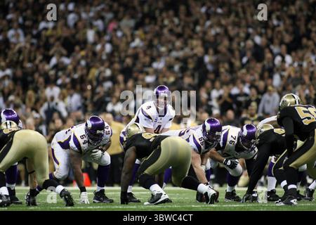 24 janvier 2010 : Minnesota QB Brett Favre (4 ans) dirige son équipe lors du match d'action du championnat NFC entre les Vikings du Minnesota et les Saints de la Nouvelle-Orléans au Superdome de Louisiana à la Nouvelle-Orléans, en Louisiane. Les Saints ont remporté le match en OT 31-28. (Crédit image : © Don page/ZUMA Wire) Banque D'Images