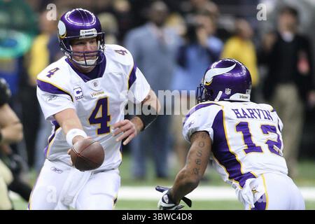 24 janvier 2010 : Minnesota QB Brett Favre (4 ans) dirige son équipe lors du match d'action du championnat NFC entre les Vikings du Minnesota et les Saints de la Nouvelle-Orléans au Superdome de Louisiana à la Nouvelle-Orléans, en Louisiane. Les Saints ont remporté le match en OT 31-28. (Crédit image : © Don page/ZUMA Wire) Banque D'Images