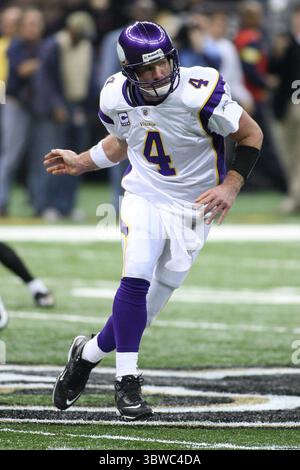 24 janvier 2010 : Minnesota QB Brett Favre (4 ans) dirige son équipe lors du match d'action du championnat NFC entre les Vikings du Minnesota et les Saints de la Nouvelle-Orléans au Superdome de Louisiana à la Nouvelle-Orléans, en Louisiane. Les Saints ont remporté le match en OT 31-28. (Crédit image : © Don page/ZUMA Wire) Banque D'Images