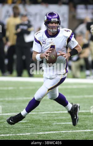 24 janvier 2010 : Minnesota QB Brett Favre (4 ans) dirige son équipe lors du match d'action du championnat NFC entre les Vikings du Minnesota et les Saints de la Nouvelle-Orléans au Superdome de Louisiana à la Nouvelle-Orléans, en Louisiane. Les Saints ont remporté le match en OT 31-28. (Crédit image : © Don page/ZUMA Wire) Banque D'Images
