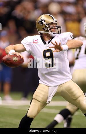 24 octobre 2010 : le quarterback des Saints de la Nouvelle-Orléans Drew Brees (9) semble passer pendant le match d'action entre les Saints de la Nouvelle-Orléans et les Browns de Cleveland au Superdome de Louisiana à la Nouvelle-Orléans, en Louisiane. Browns gagne 30-17. (Crédit image : © Don page/ZUMA Wire) Banque D'Images