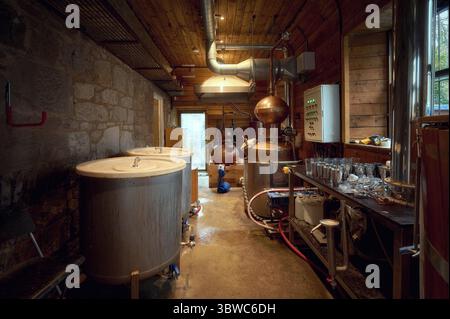Intérieur d'une petite salle de distillerie avec des pots fixes. Écosse Banque D'Images