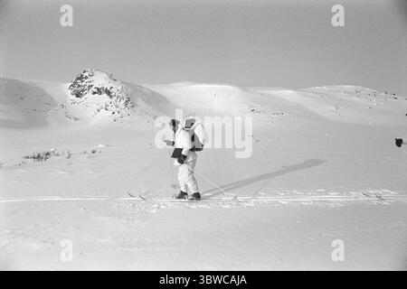 Aktuell 14-2-1971 : Une guerre contre les températures glaciales. L'Académie militaire traverse le plateau de Hardangervidda Aktuell a suivi la marche d'hiver annuelle des cadets de l'Académie militaire à travers le plateau de Hardangervidda de Haugastøl à Vinje. Le but de la marche de montagne, qui s’étend sur plus de 100 km, n’est pas seulement de donner aux futurs lieutenants une formation à des missions de leadership et de patrouille en haute montagne. C'est aussi une manœuvre militaire. Mais la marche d'hiver de cette année s'est avérée être plus une bataille contre les températures glaciales. Photo : Aage Storløkken / Aktuell / NTB ***PHOTO N Banque D'Images