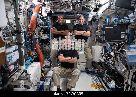 2 décembre 2020 - atmosphère terrestre - trois ingénieurs de vol de l'expédition 64 posent ensemble pour un portrait ludique à l'intérieur du module de laboratoire U.S. Destiny. Dans le sens des aiguilles d'une montre, en partant du haut à gauche, les astronautes VICTOR GLOVER et MICHAEL HOPKINS de la NASA et l'astronaute SOICHI NOGUCHI DE la JAXA (Agence japonaise d'exploration aérospatiale). (Crédit image : © NASA/ZUMA Wire/ZUMAPRESS.com) Banque D'Images