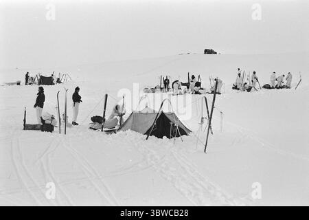 Aktuell 14-2-1971 : Une guerre contre les températures glaciales. L'Académie militaire traverse le plateau de Hardangervidda Aktuell a suivi la marche d'hiver annuelle des cadets de l'Académie militaire à travers le plateau de Hardangervidda de Haugastøl à Vinje. Le but de la marche de montagne, qui s’étend sur plus de 100 km, n’est pas seulement de donner aux futurs lieutenants une formation à des missions de leadership et de patrouille en haute montagne. C'est aussi une manœuvre militaire. Mais la marche d'hiver de cette année s'est avérée être plus une bataille contre les températures glaciales. Photo : Aage Storløkken / Aktuell / NTB ***PHOTO N Banque D'Images
