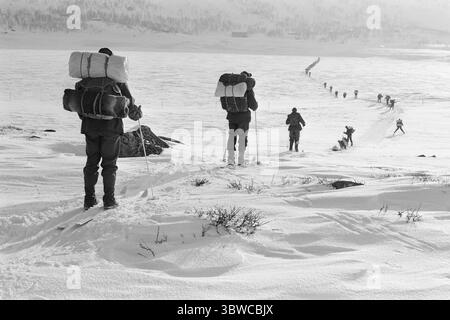Aktuell 14-2-1971 : Une guerre contre les températures glaciales. L'Académie militaire traverse le plateau de Hardangervidda Aktuell a suivi la marche d'hiver annuelle des cadets de l'Académie militaire à travers le plateau de Hardangervidda de Haugastøl à Vinje. Le but de la marche de montagne, qui s’étend sur plus de 100 km, n’est pas seulement de donner aux futurs lieutenants une formation à des missions de leadership et de patrouille en haute montagne. C'est aussi une manœuvre militaire. Mais la marche d'hiver de cette année s'est avérée être plus une bataille contre les températures glaciales. Photo : Aage Storløkken / Aktuell / NTB ***PHOTO N Banque D'Images