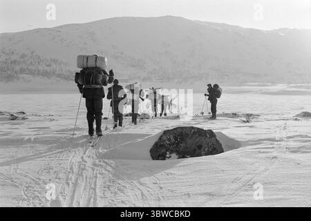 Aktuell 14-2-1971 : Une guerre contre les températures glaciales. L'Académie militaire traverse le plateau de Hardangervidda Aktuell a suivi la marche d'hiver annuelle des cadets de l'Académie militaire à travers le plateau de Hardangervidda de Haugastøl à Vinje. Le but de la marche de montagne, qui s’étend sur plus de 100 km, n’est pas seulement de donner aux futurs lieutenants une formation à des missions de leadership et de patrouille en haute montagne. C'est aussi une manœuvre militaire. Mais la marche d'hiver de cette année s'est avérée être plus une bataille contre les températures glaciales. Photo : Aage Storløkken / Aktuell / NTB ***PHOTO N Banque D'Images