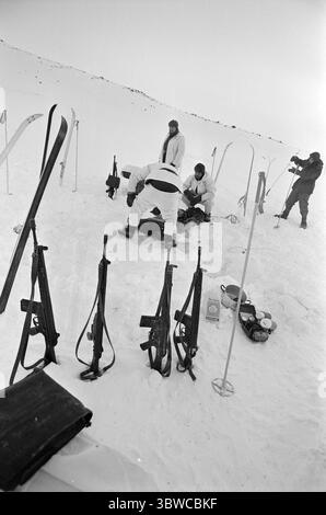 Aktuell 14-2-1971 : Une guerre contre les températures glaciales. L'Académie militaire traverse le plateau de Hardangervidda Aktuell a suivi la marche d'hiver annuelle des cadets de l'Académie militaire à travers le plateau de Hardangervidda de Haugastøl à Vinje. Le but de la marche de montagne, qui s’étend sur plus de 100 km, n’est pas seulement de donner aux futurs lieutenants une formation à des missions de leadership et de patrouille en haute montagne. C'est aussi une manœuvre militaire. Mais la marche d'hiver de cette année s'est avérée être plus une bataille contre les températures glaciales. Photo : Aage Storløkken / Aktuell / NTB ***PHOTO N Banque D'Images