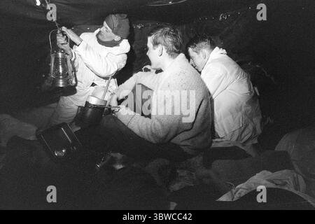 Aktuell 14-2-1971 : Une guerre contre les températures glaciales. L'Académie militaire traverse le plateau de Hardangervidda Aktuell a suivi la marche d'hiver annuelle des cadets de l'Académie militaire à travers le plateau de Hardangervidda de Haugastøl à Vinje. Le but de la marche de montagne, qui s’étend sur plus de 100 km, n’est pas seulement de donner aux futurs lieutenants une formation à des missions de leadership et de patrouille en haute montagne. C'est aussi une manœuvre militaire. Mais la marche d'hiver de cette année s'est avérée être plus une bataille contre les températures glaciales. Photo : Aage Storløkken / Aktuell / NTB ***PHOTO N Banque D'Images