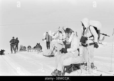 Aktuell 14-2-1971 : Une guerre contre les températures glaciales. L'Académie militaire traverse le plateau de Hardangervidda Aktuell a suivi la marche d'hiver annuelle des cadets de l'Académie militaire à travers le plateau de Hardangervidda de Haugastøl à Vinje. Le but de la marche de montagne, qui s’étend sur plus de 100 km, n’est pas seulement de donner aux futurs lieutenants une formation à des missions de leadership et de patrouille en haute montagne. C'est aussi une manœuvre militaire. Mais la marche d'hiver de cette année s'est avérée être plus une bataille contre les températures glaciales. Photo : Aage Storløkken / Aktuell / NTB ***PHOTO N Banque D'Images