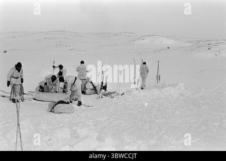 Aktuell 14-2-1971 : Une guerre contre les températures glaciales. L'Académie militaire traverse le plateau de Hardangervidda Aktuell a suivi la marche d'hiver annuelle des cadets de l'Académie militaire à travers le plateau de Hardangervidda de Haugastøl à Vinje. Le but de la marche de montagne, qui s’étend sur plus de 100 km, n’est pas seulement de donner aux futurs lieutenants une formation à des missions de leadership et de patrouille en haute montagne. C'est aussi une manœuvre militaire. Mais la marche d'hiver de cette année s'est avérée être plus une bataille contre les températures glaciales. Photo : Aage Storløkken / Aktuell / NTB ***PHOTO N Banque D'Images