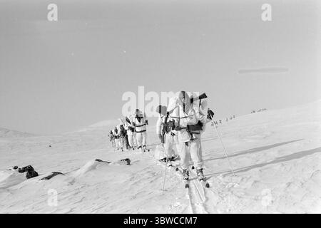 Aktuell 14-2-1971 : Une guerre contre les températures glaciales. L'Académie militaire traverse le plateau de Hardangervidda Aktuell a suivi la marche d'hiver annuelle des cadets de l'Académie militaire à travers le plateau de Hardangervidda de Haugastøl à Vinje. Le but de la marche de montagne, qui s’étend sur plus de 100 km, n’est pas seulement de donner aux futurs lieutenants une formation à des missions de leadership et de patrouille en haute montagne. C'est aussi une manœuvre militaire. Mais la marche d'hiver de cette année s'est avérée être plus une bataille contre les températures glaciales. Photo : Aage Storløkken / Aktuell / NTB ***PHOTO N Banque D'Images