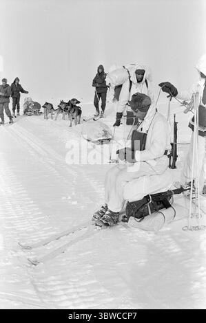 Aktuell 14-2-1971 : Une guerre contre les températures glaciales. L'Académie militaire traverse le plateau de Hardangervidda Aktuell a suivi la marche d'hiver annuelle des cadets de l'Académie militaire à travers le plateau de Hardangervidda de Haugastøl à Vinje. Le but de la marche de montagne, qui s’étend sur plus de 100 km, n’est pas seulement de donner aux futurs lieutenants une formation à des missions de leadership et de patrouille en haute montagne. C'est aussi une manœuvre militaire. Mais la marche d'hiver de cette année s'est avérée être plus une bataille contre les températures glaciales. Photo : Aage Storløkken / Aktuell / NTB ***PHOTO N Banque D'Images
