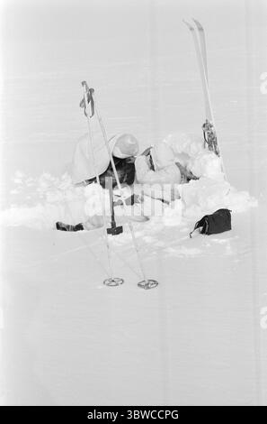 Aktuell 14-2-1971 : Une guerre contre les températures glaciales. L'Académie militaire traverse le plateau de Hardangervidda Aktuell a suivi la marche d'hiver annuelle des cadets de l'Académie militaire à travers le plateau de Hardangervidda de Haugastøl à Vinje. Le but de la marche de montagne, qui s’étend sur plus de 100 km, n’est pas seulement de donner aux futurs lieutenants une formation à des missions de leadership et de patrouille en haute montagne. C'est aussi une manœuvre militaire. Mais la marche d'hiver de cette année s'est avérée être plus une bataille contre les températures glaciales. Photo : Aage Storløkken / Aktuell / NTB ***PHOTO N Banque D'Images